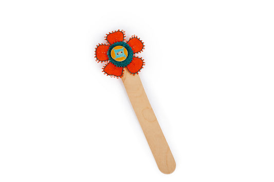Segnalibro e bomboniera con fiore arancio e bottone in ceramica
