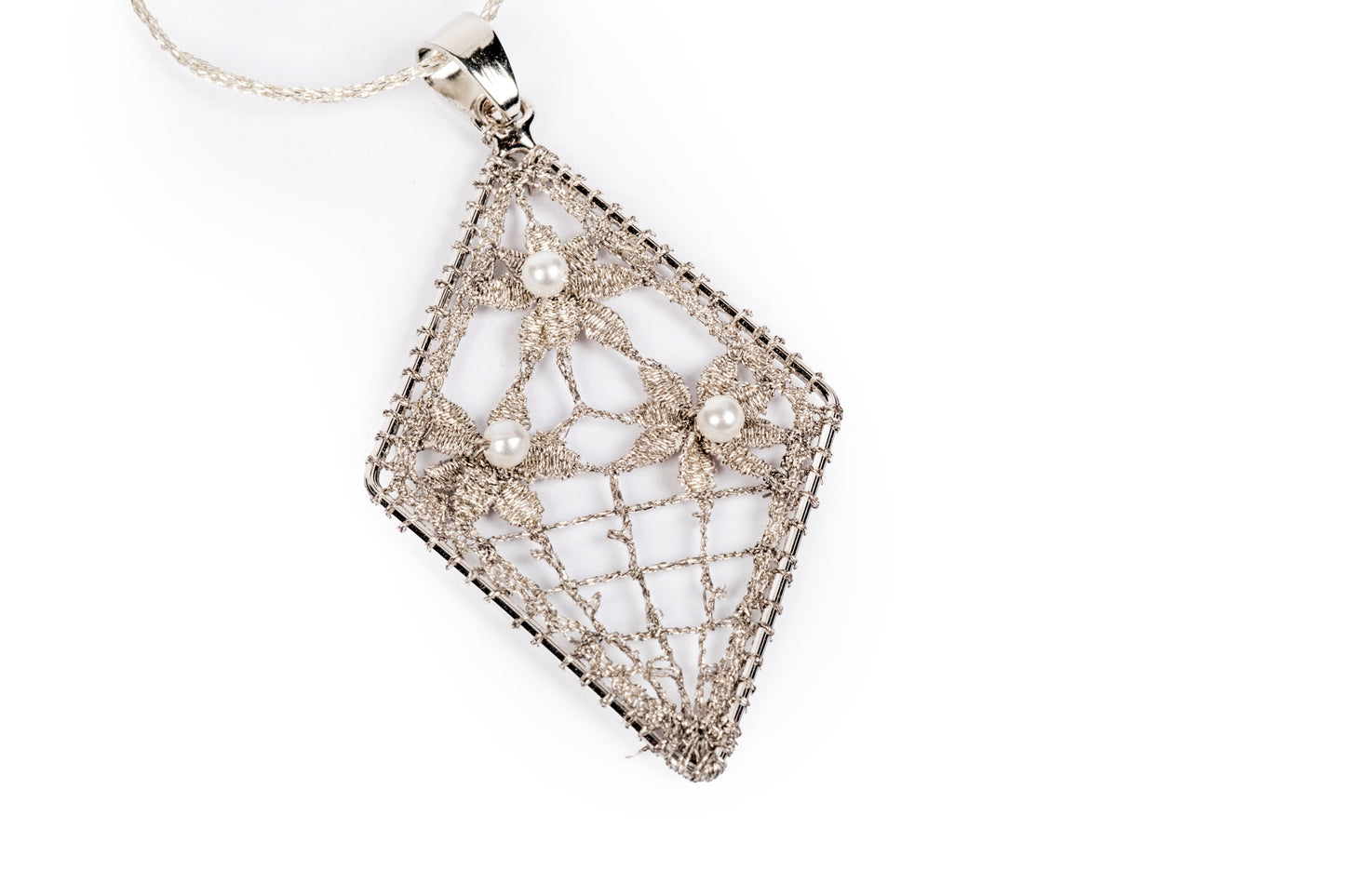 Ciondolo in merletto colore argento metallizzato con perline