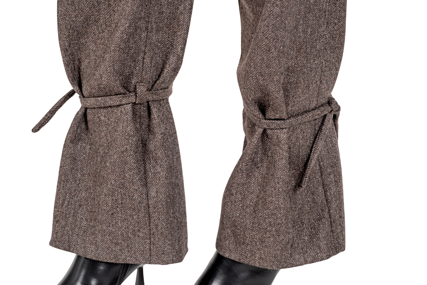 Look City Glow, completo pantalone in lana e canotta in paillettes