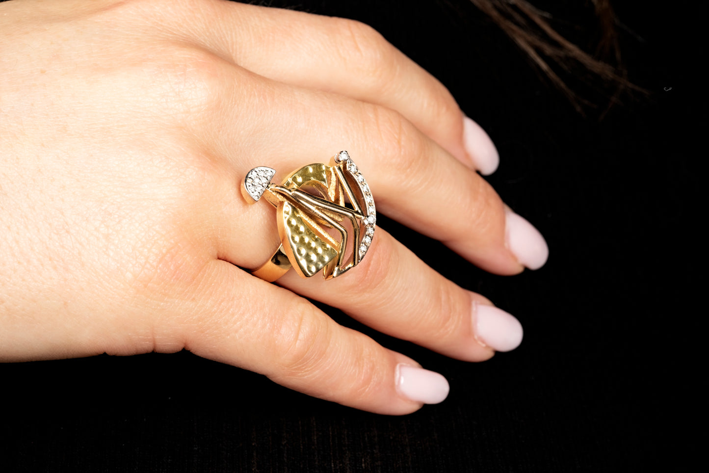 Anello scultura in oro giallo e diamanti
