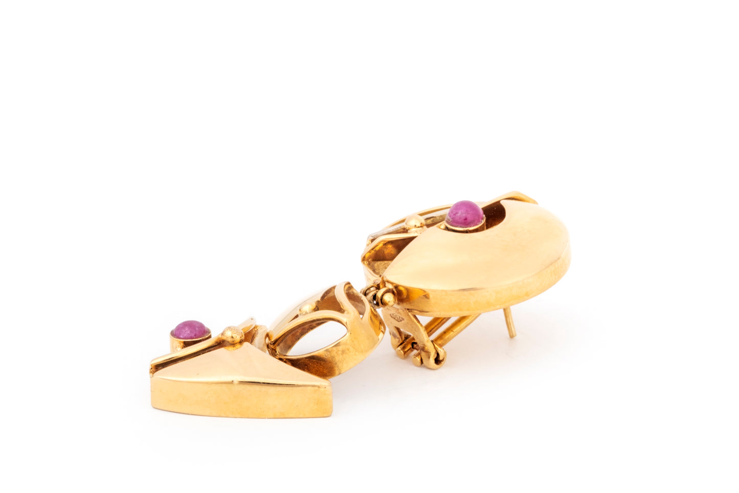 Orecchini pendenti in oro giallo con rubini cabochon