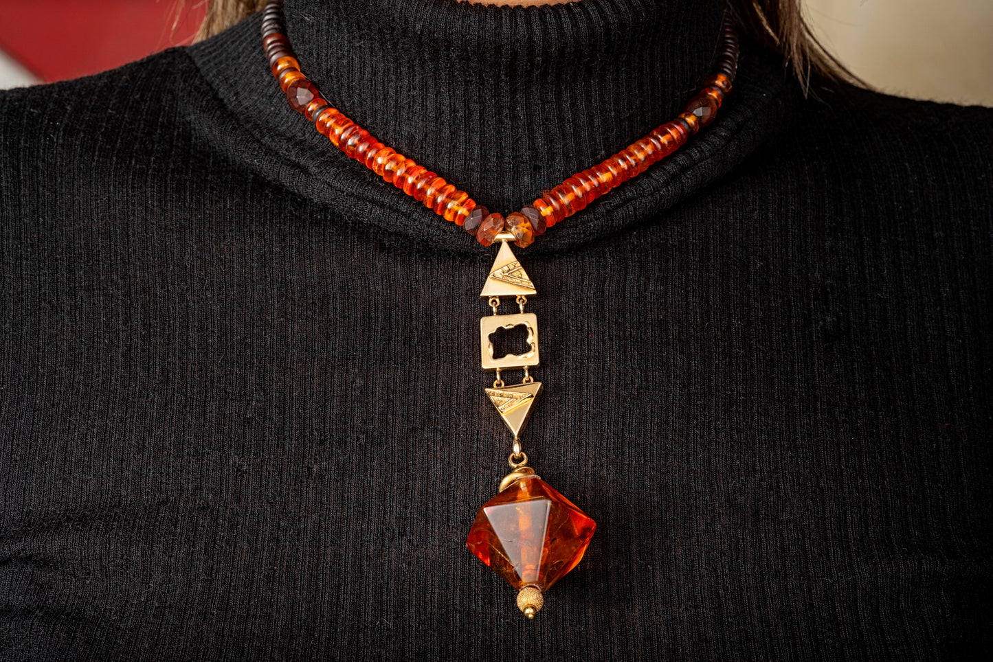 Collana in ambra con centrale in ambra e oro giallo