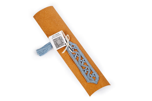 Segnalibro azzurro con foglioline e nappina