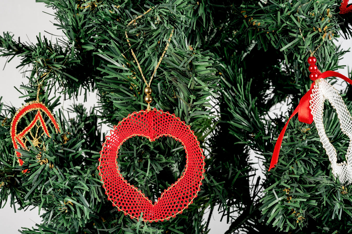 Lace bauble decoration for Christmas tree, red and gold