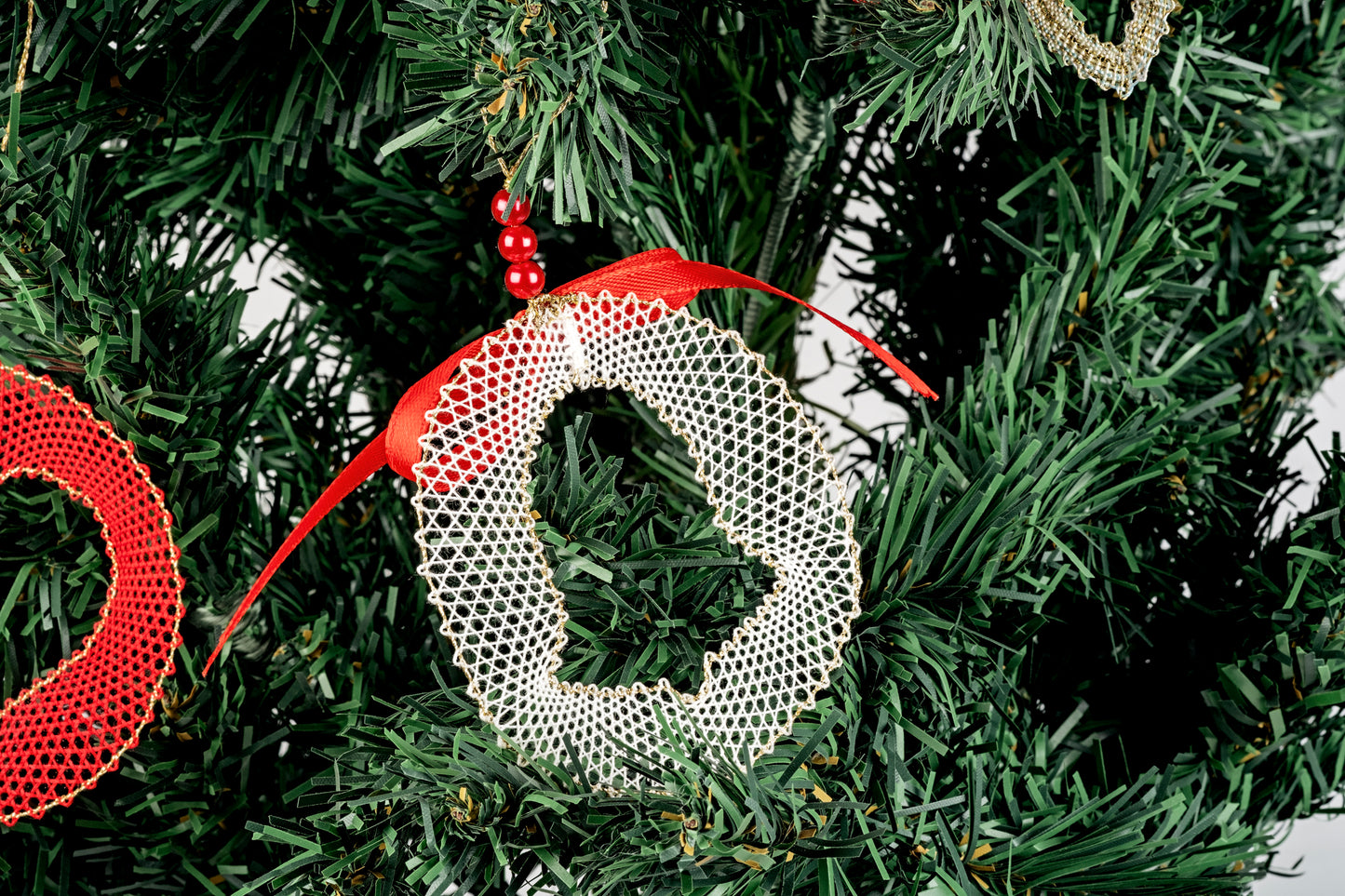Lace bauble decoration for Christmas tree, white and gold