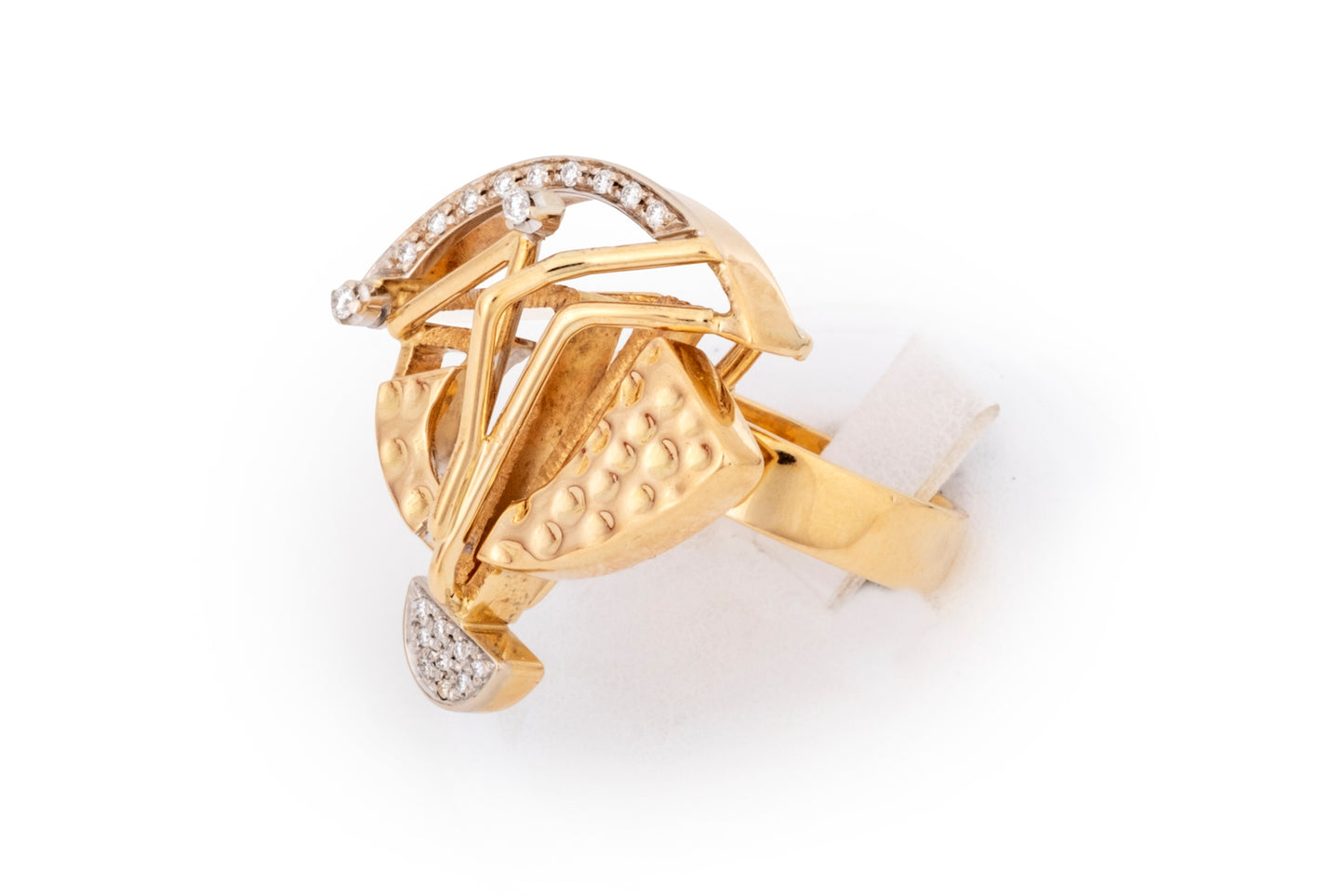 Anello scultura in oro giallo e diamanti