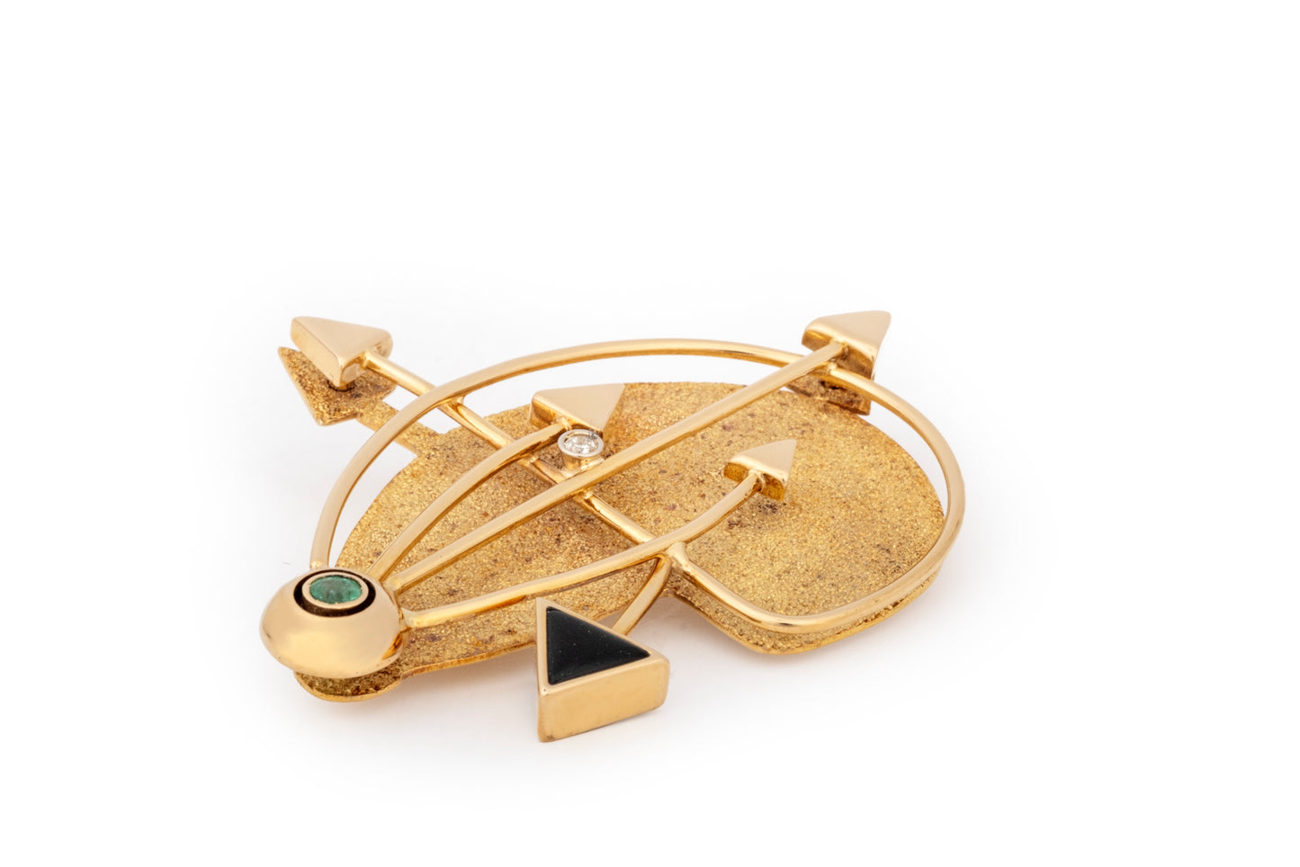 Arrows brooch in gold, diamonds, emerald, and onyx