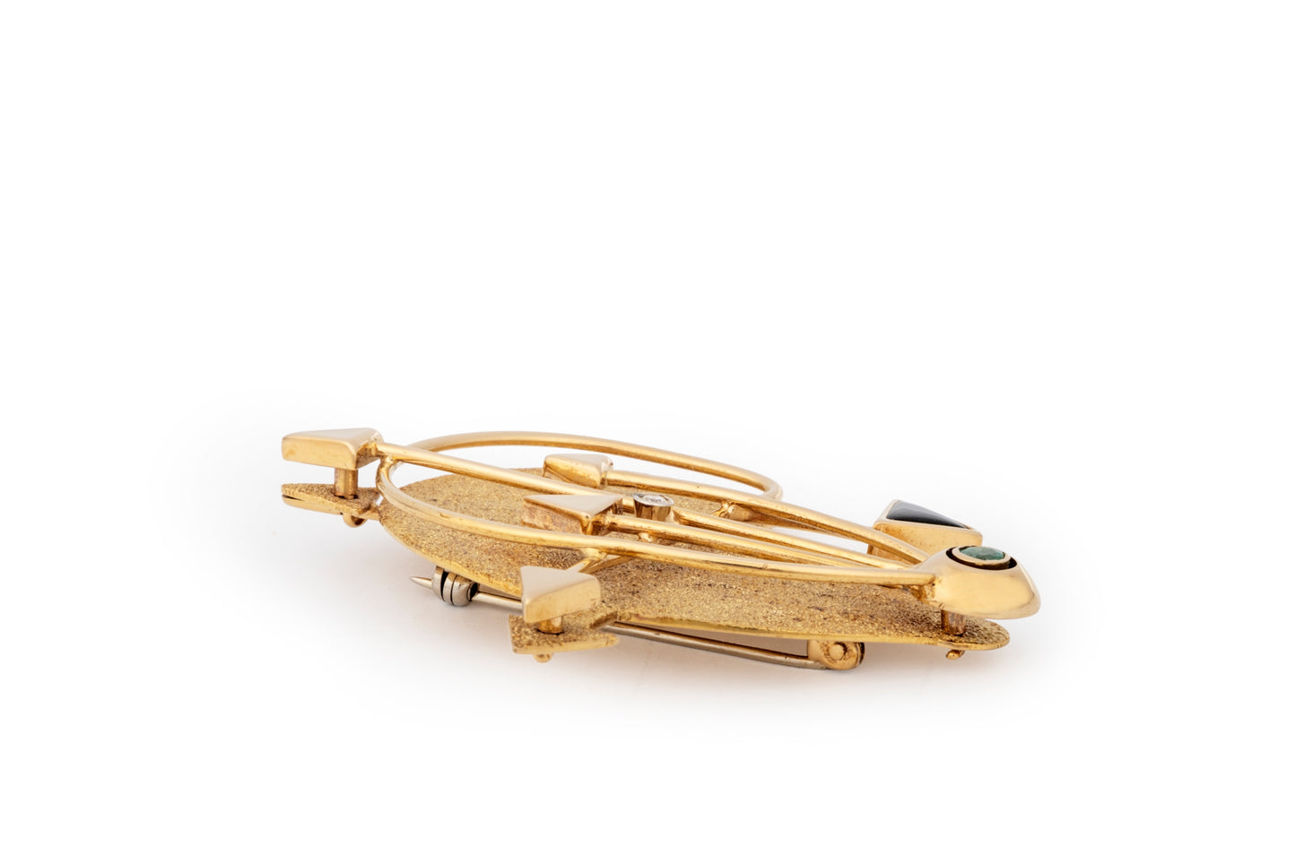 Arrows brooch in gold, diamonds, emerald, and onyx