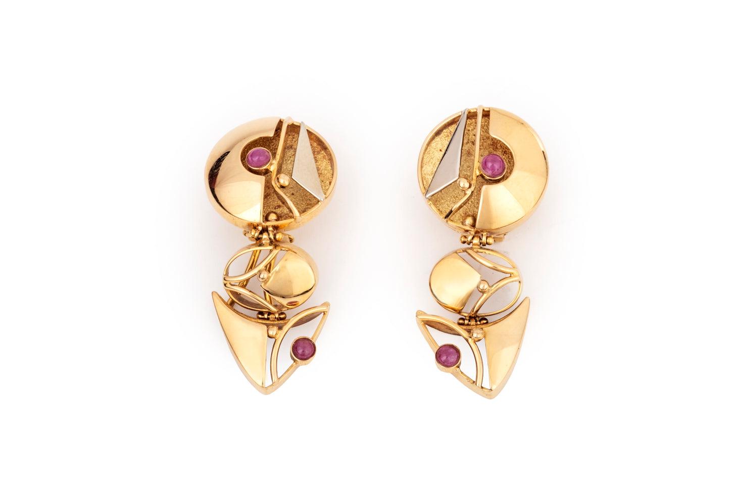 Orecchini pendenti in oro giallo con rubini cabochon