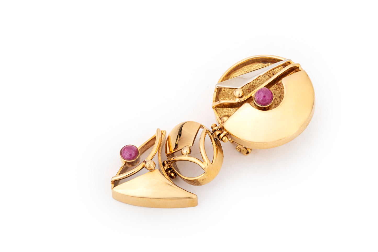 Orecchini pendenti in oro giallo con rubini cabochon