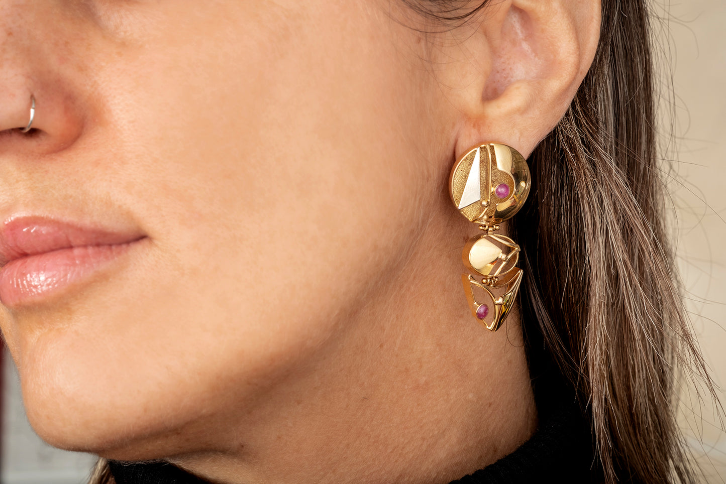 Orecchini pendenti in oro giallo con rubini cabochon